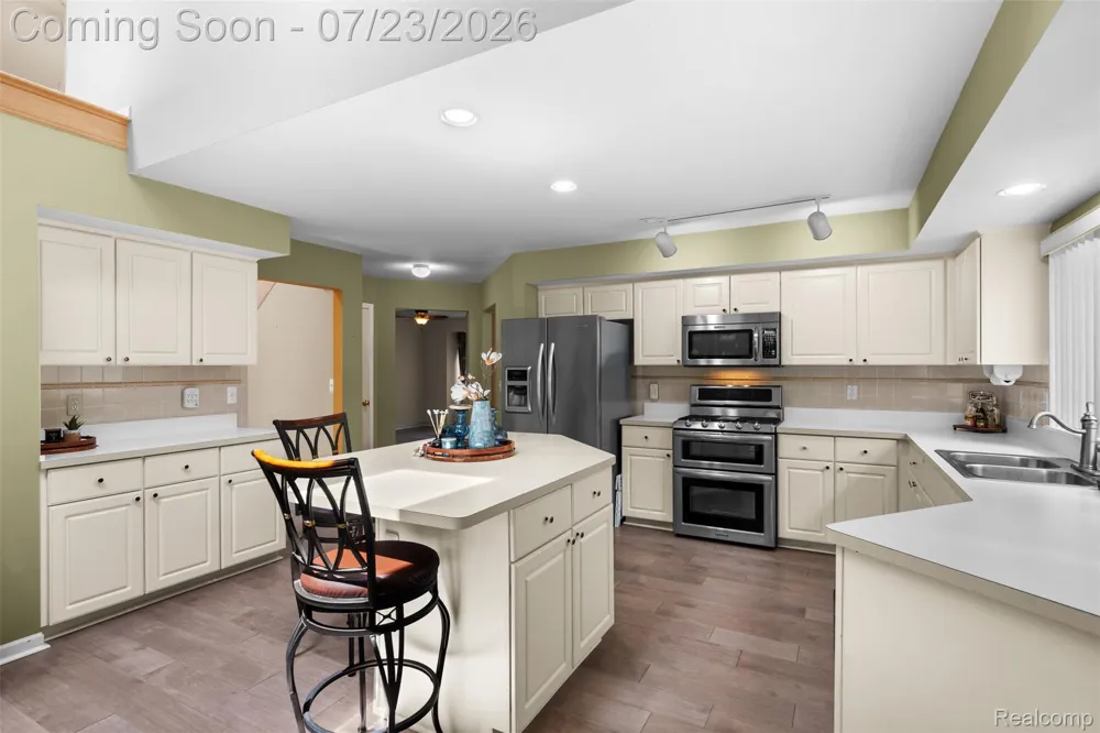 19550 Shorecrest Drive Clinton Charter Township, MI 48038