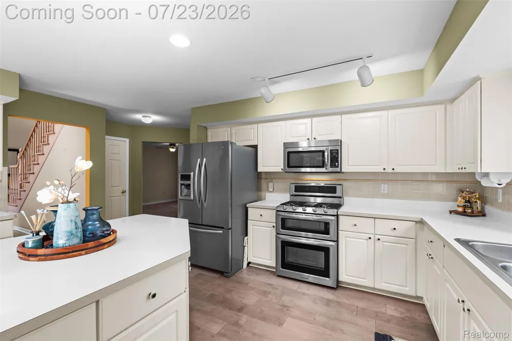 19550 Shorecrest Drive Clinton Charter Township, MI 48038
