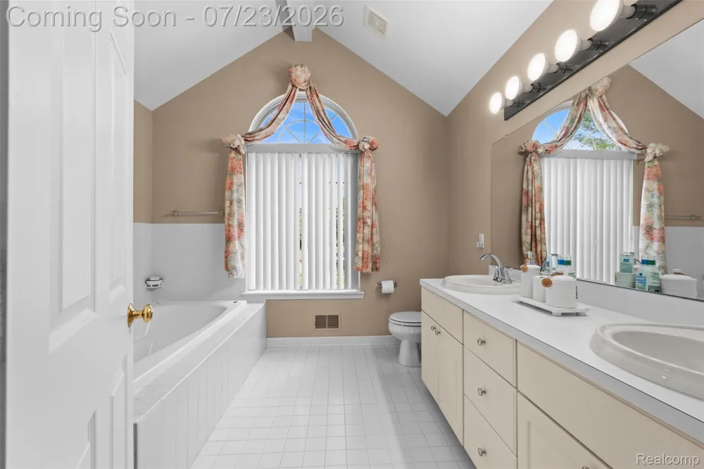 19550 Shorecrest Drive Clinton Charter Township, MI 48038
