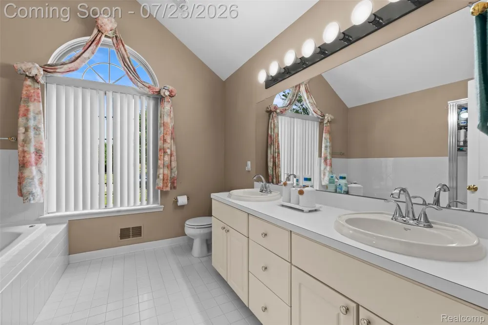 19550 Shorecrest Drive Clinton Charter Township, MI 48038