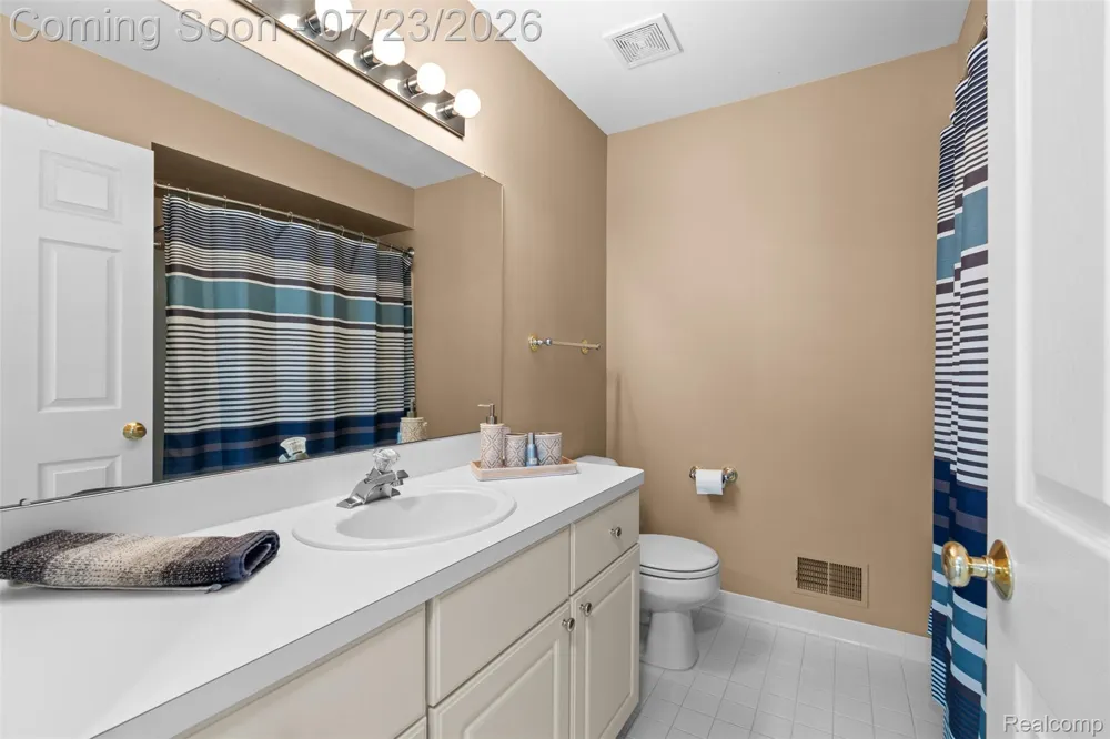 19550 Shorecrest Drive Clinton Charter Township, MI 48038