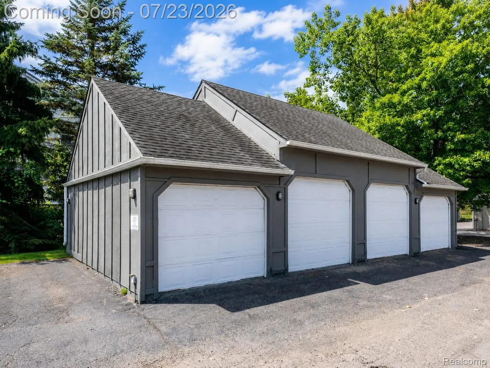 618 Curzon Court #203 Howell City, MI 48843