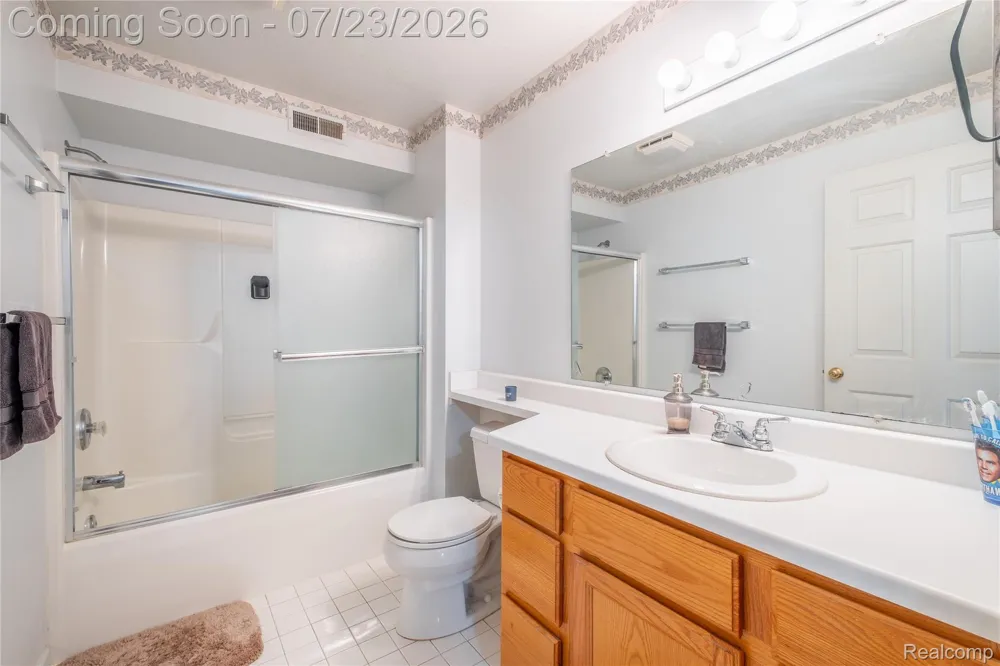 618 Curzon Court #203 Howell City, MI 48843