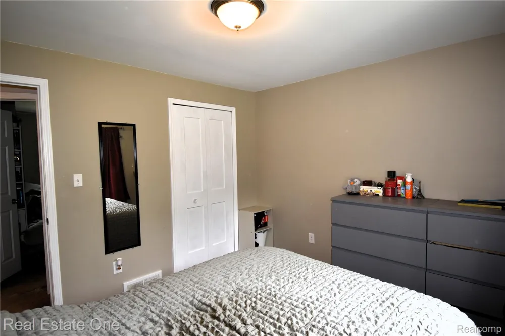 15404 Colbert Street Romulus City, MI 48174