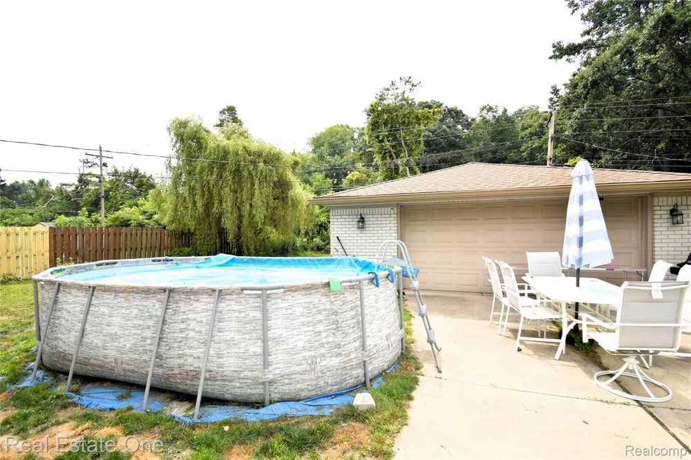 15404 Colbert Street Romulus City, MI 48174