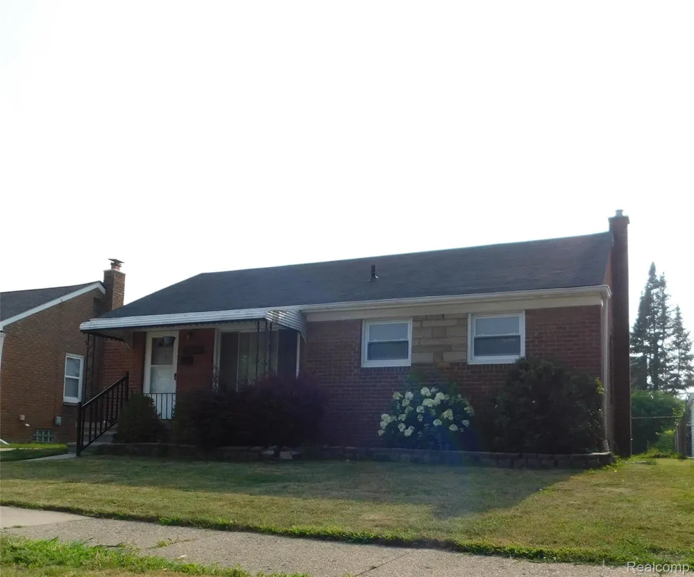 26101 Ronald St Roseville City, MI 48066