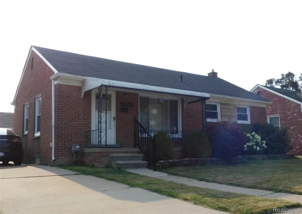 26101 Ronald St Roseville City, MI 48066