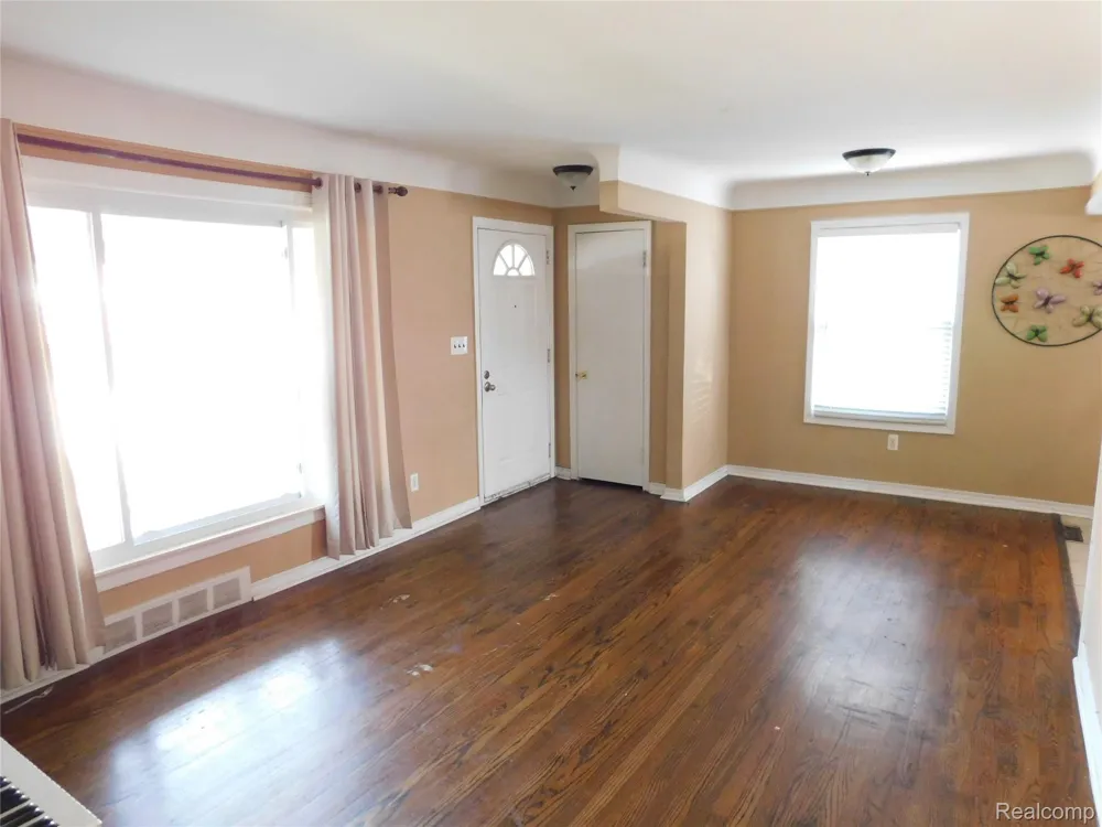 26101 Ronald St Roseville City, MI 48066