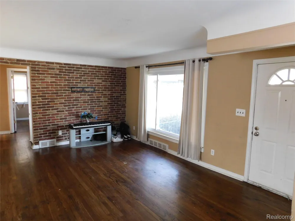 26101 Ronald St Roseville City, MI 48066
