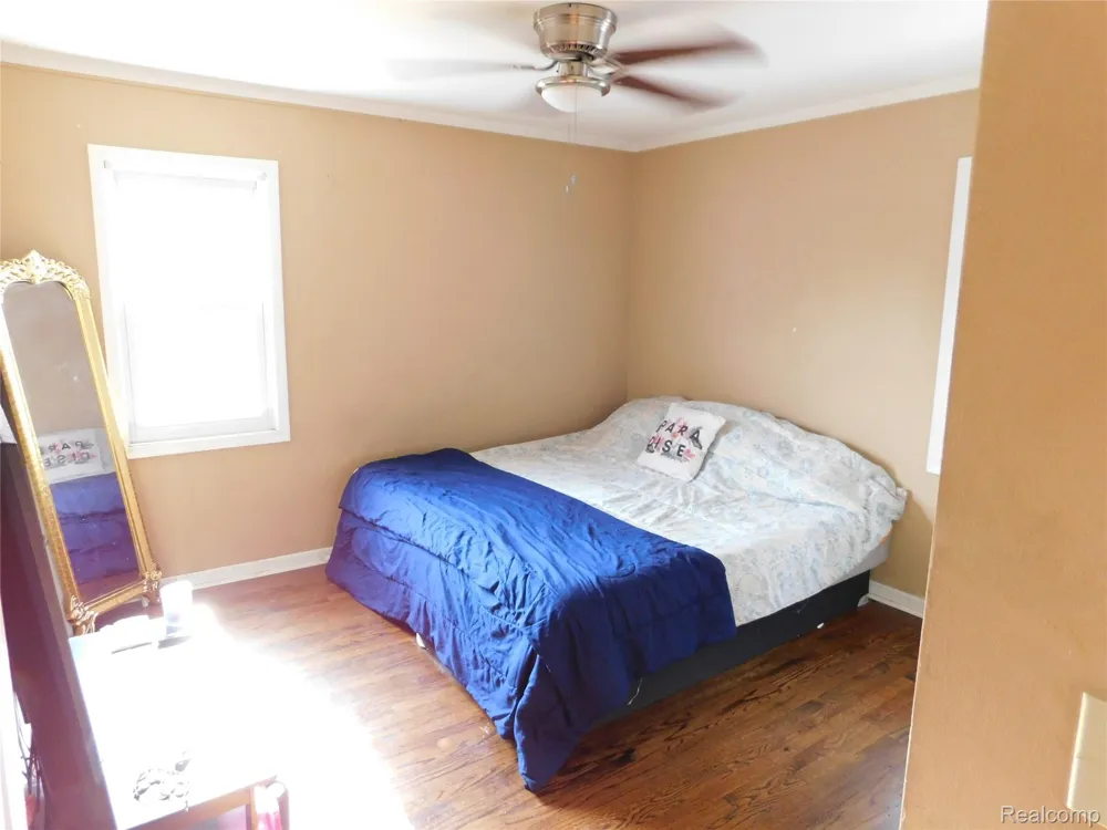 26101 Ronald St Roseville City, MI 48066