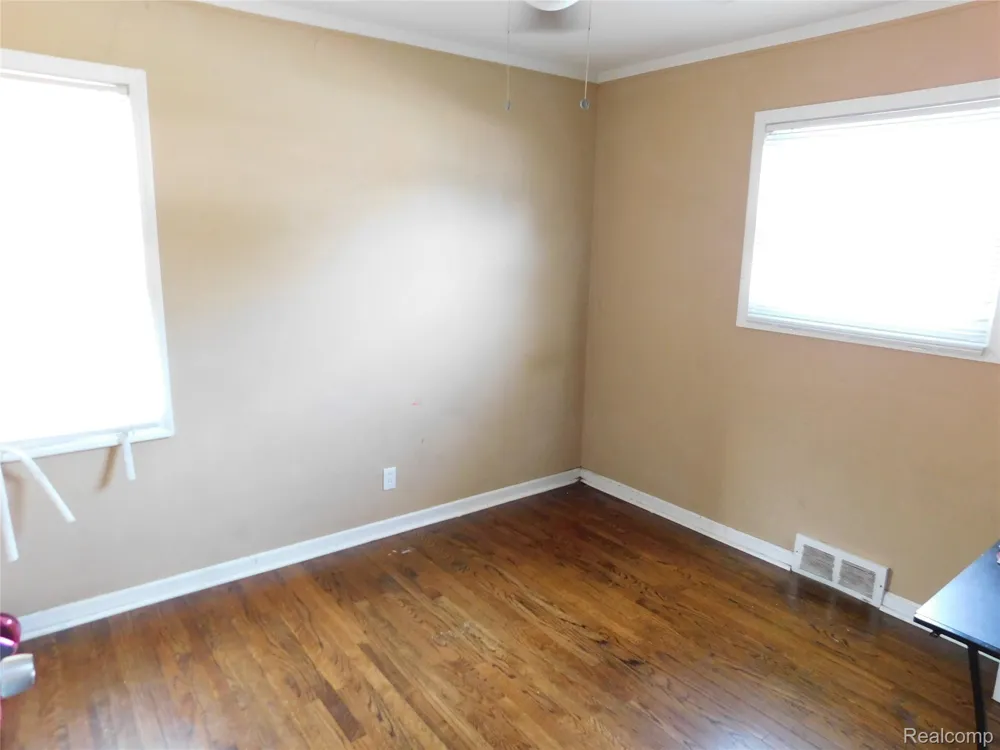 26101 Ronald St Roseville City, MI 48066