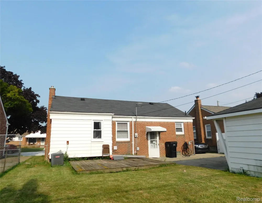 26101 Ronald St Roseville City, MI 48066