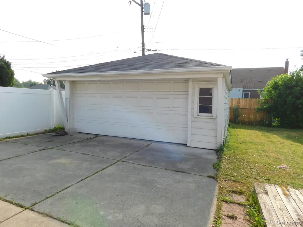 26101 Ronald St Roseville City, MI 48066