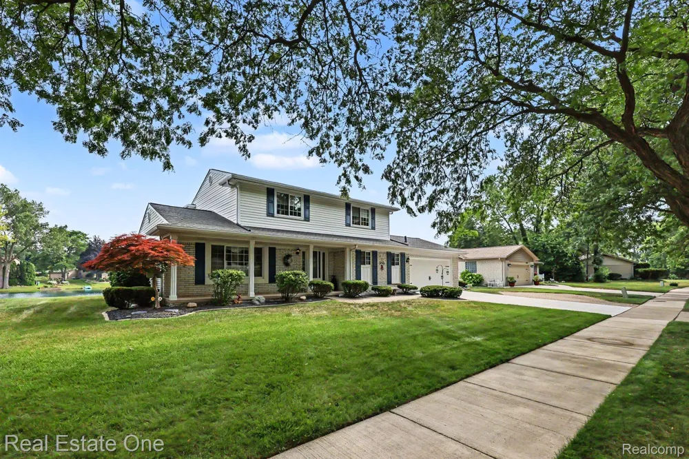 1524 3 Lakes Drive Troy City, MI 48085