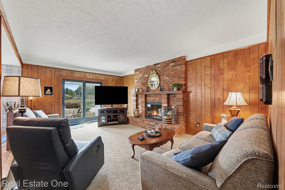 1524 3 Lakes Drive Troy City, MI 48085