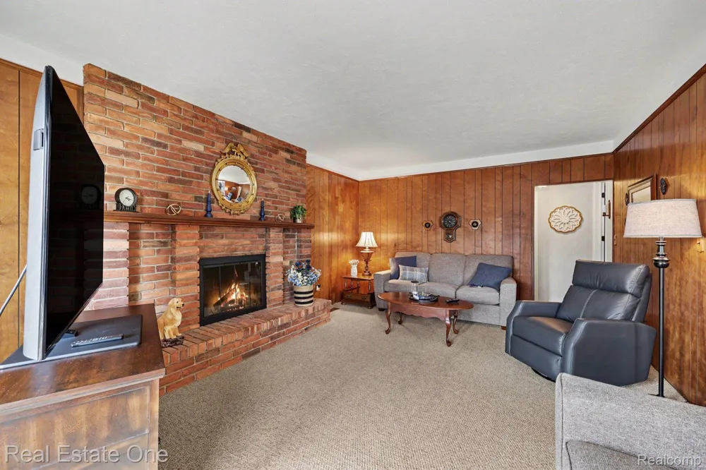 1524 3 Lakes Drive Troy City, MI 48085