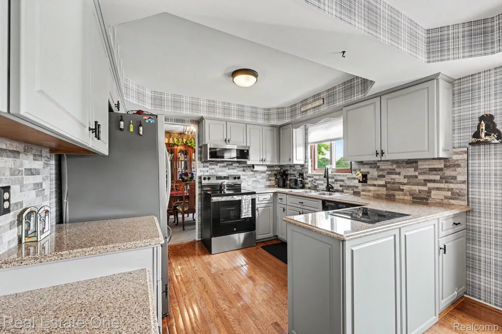 1524 3 Lakes Drive Troy City, MI 48085