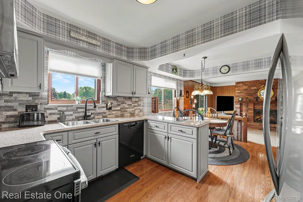 1524 3 Lakes Drive Troy City, MI 48085