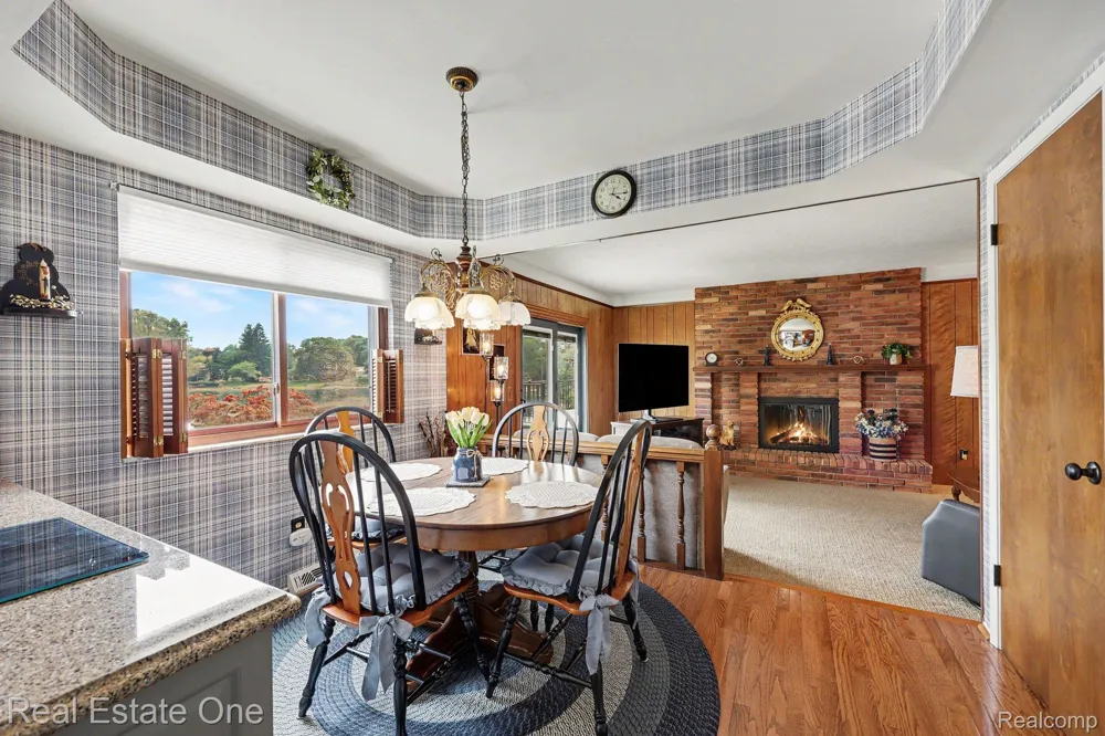 1524 3 Lakes Drive Troy City, MI 48085