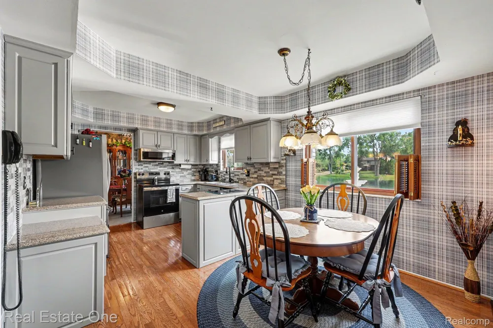 1524 3 Lakes Drive Troy City, MI 48085
