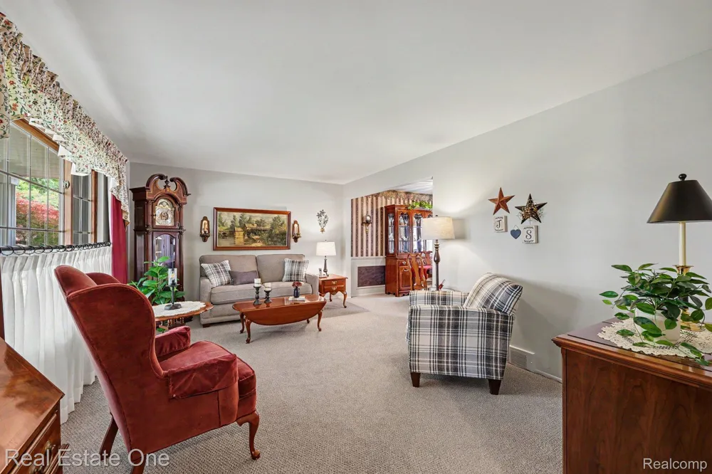 1524 3 Lakes Drive Troy City, MI 48085