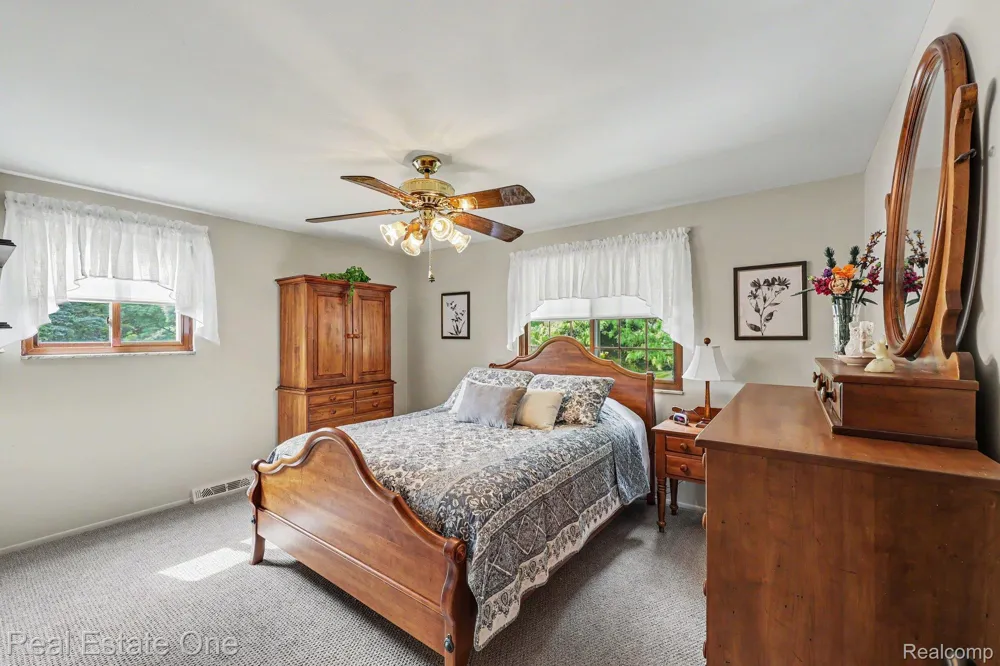 1524 3 Lakes Drive Troy City, MI 48085