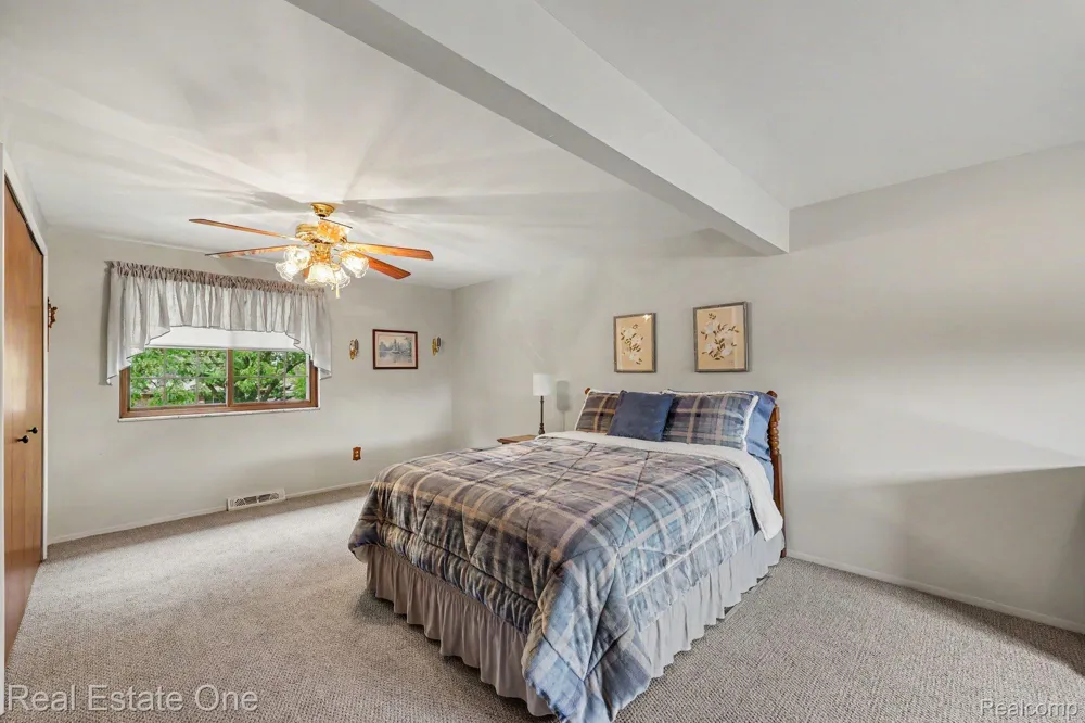 1524 3 Lakes Drive Troy City, MI 48085