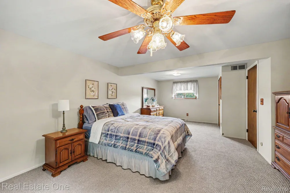 1524 3 Lakes Drive Troy City, MI 48085
