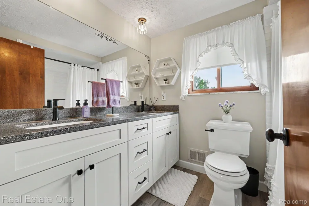 1524 3 Lakes Drive Troy City, MI 48085