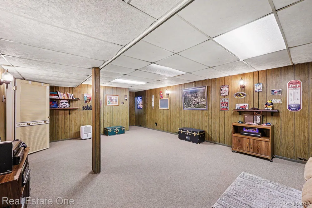 1524 3 Lakes Drive Troy City, MI 48085