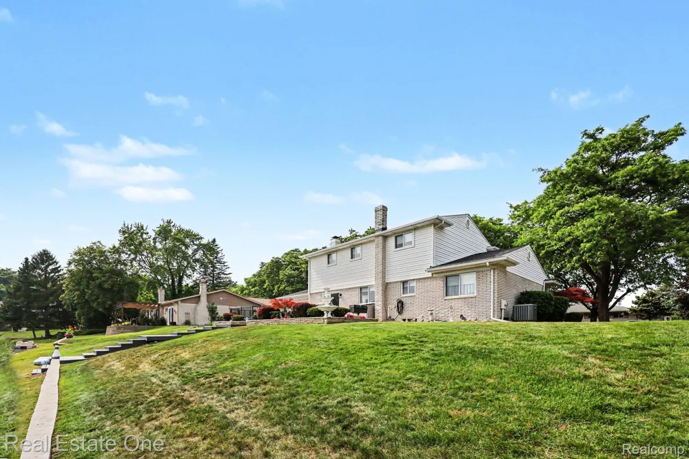 1524 3 Lakes Drive Troy City, MI 48085