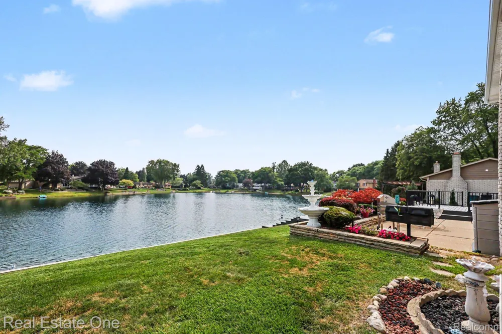 1524 3 Lakes Drive Troy City, MI 48085
