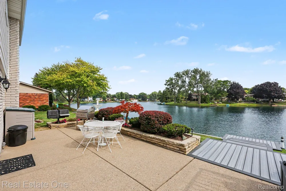 1524 3 Lakes Drive Troy City, MI 48085