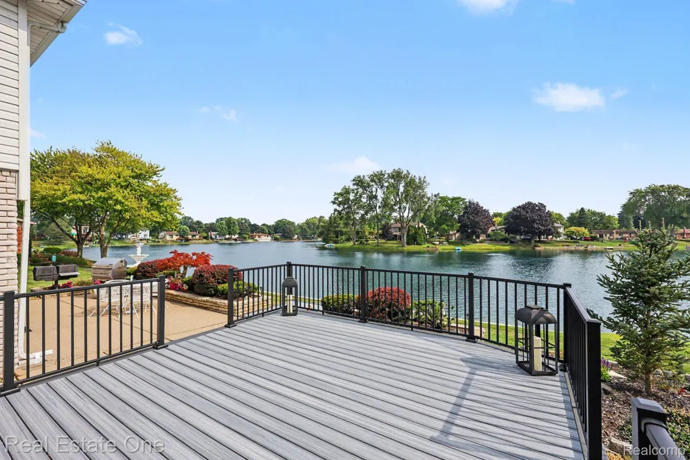 1524 3 Lakes Drive Troy City, MI 48085