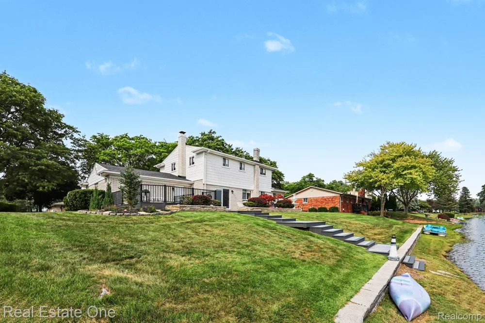 1524 3 Lakes Drive Troy City, MI 48085