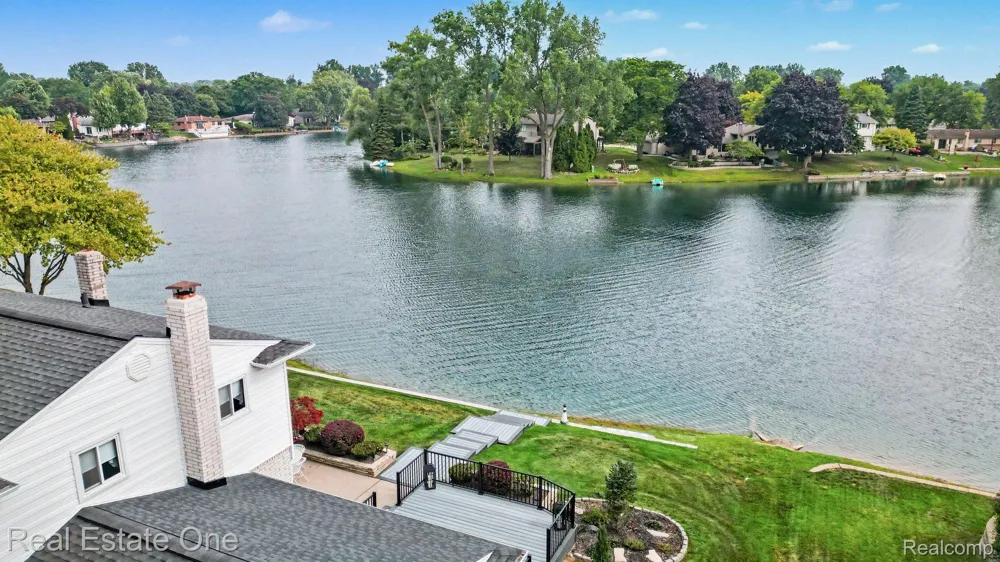 1524 3 Lakes Drive Troy City, MI 48085
