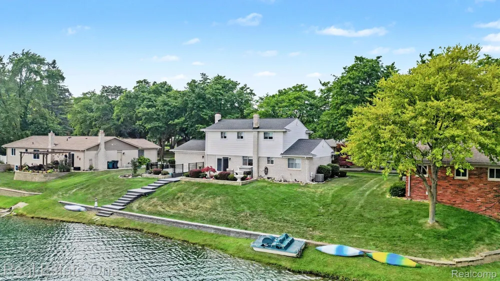 1524 3 Lakes Drive Troy City, MI 48085