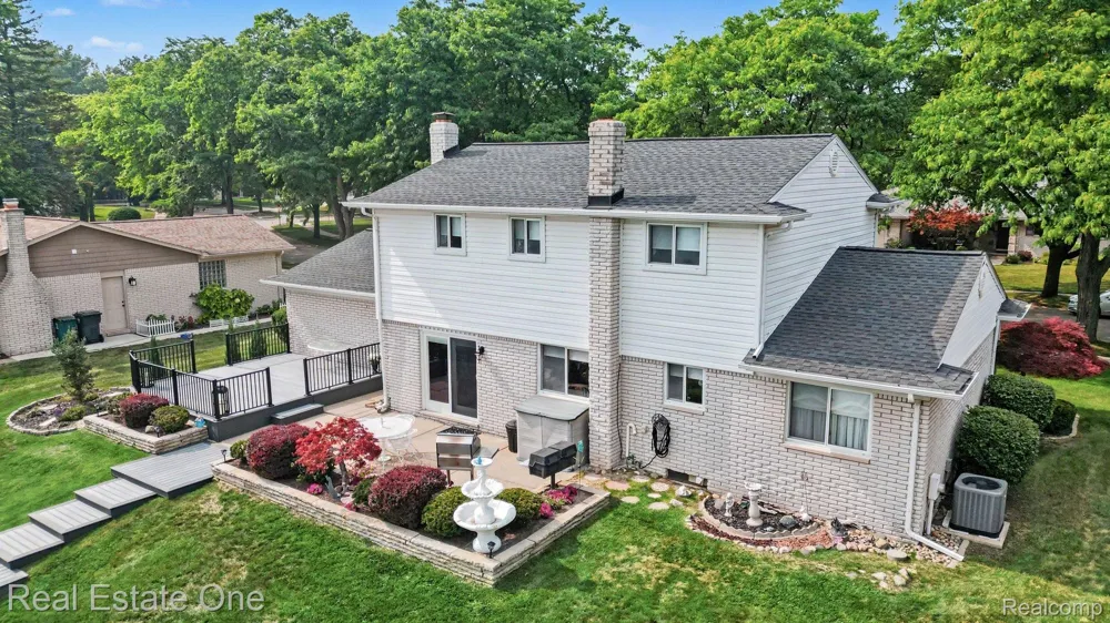 1524 3 Lakes Drive Troy City, MI 48085