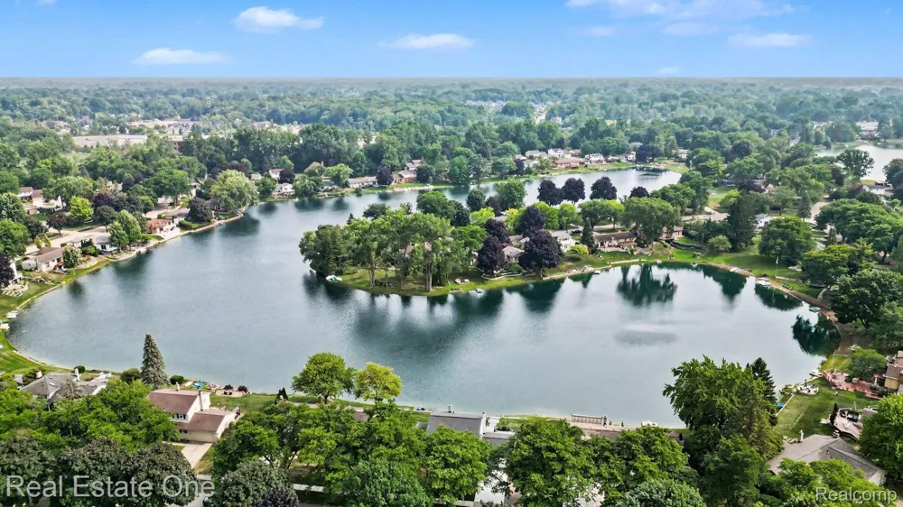 1524 3 Lakes Drive Troy City, MI 48085