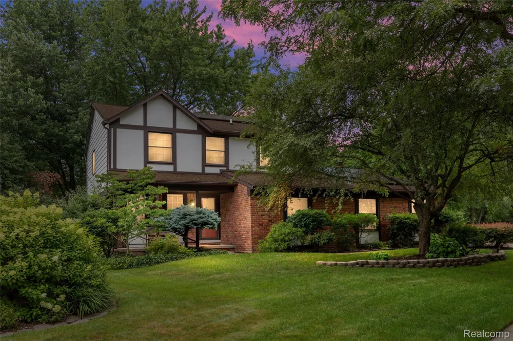 2937 Waterloo Drive Troy City, MI 48084