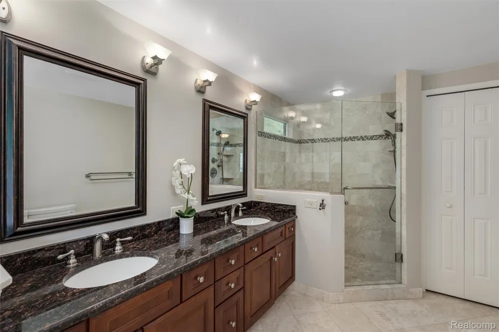 2937 Waterloo Drive Troy City, MI 48084