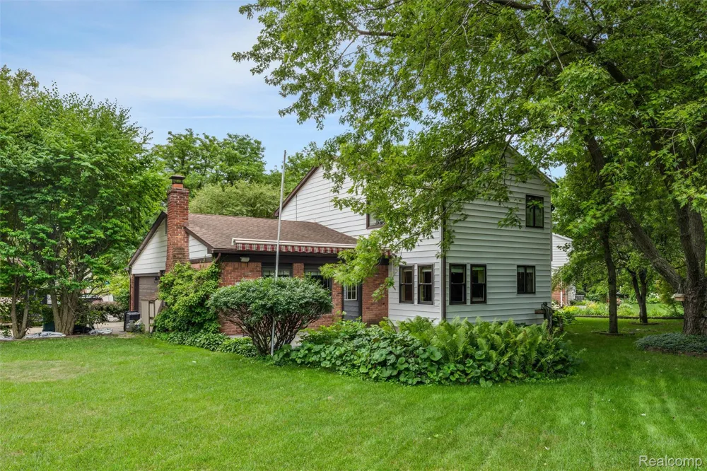 2937 Waterloo Drive Troy City, MI 48084