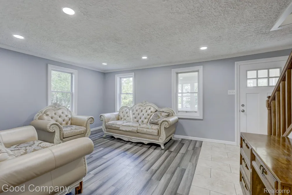 335 W Lincoln Avenue Madison Heights City, MI 48071