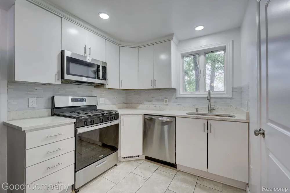 335 W Lincoln Avenue Madison Heights City, MI 48071