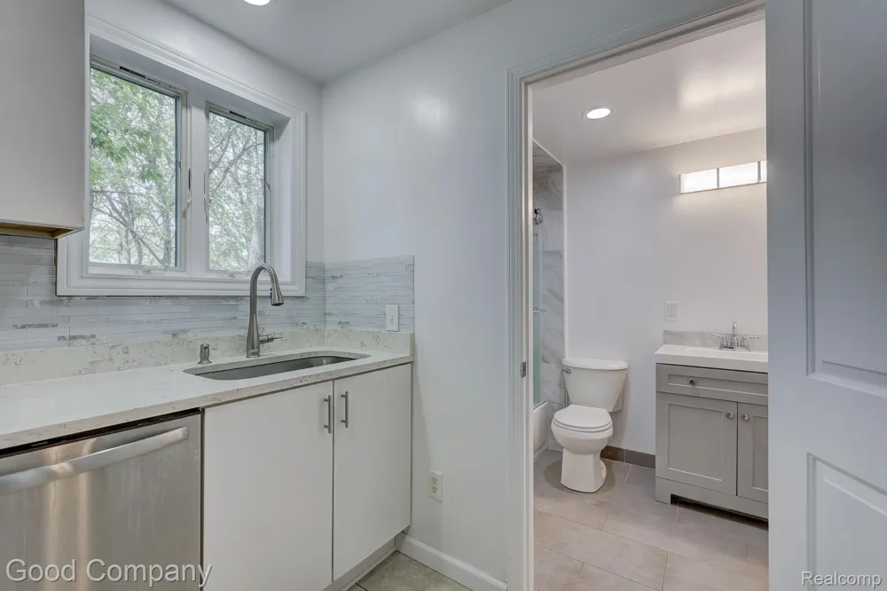 335 W Lincoln Avenue Madison Heights City, MI 48071