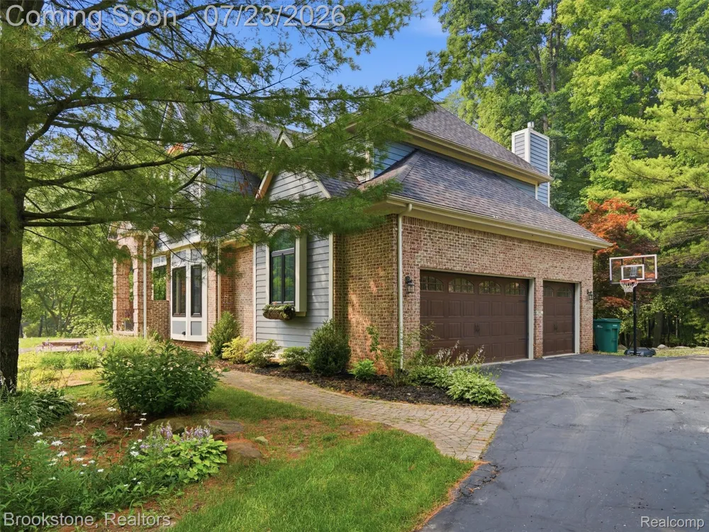 10218 Creekwood Trail Springfield Charter Township, MI 48350