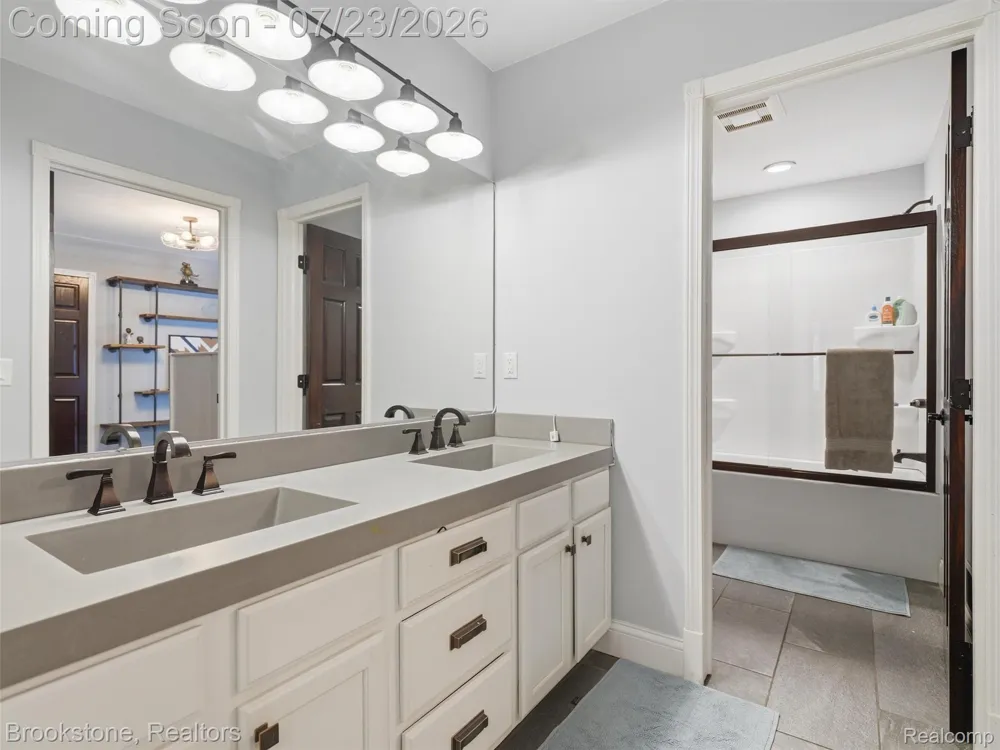 10218 Creekwood Trail Springfield Charter Township, MI 48350