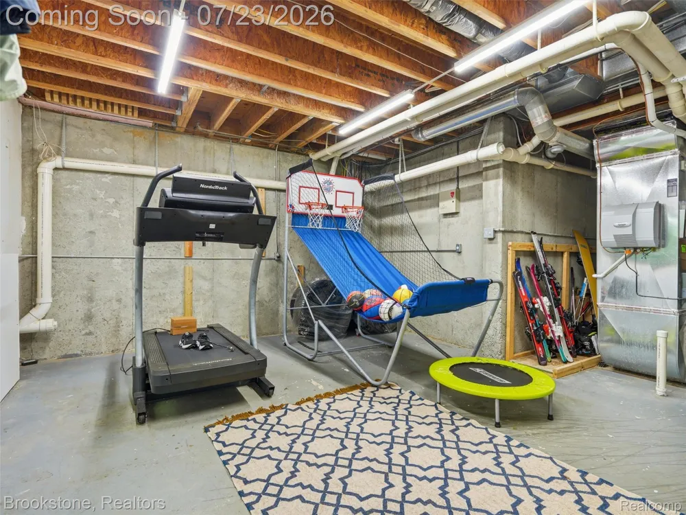 10218 Creekwood Trail Springfield Charter Township, MI 48350