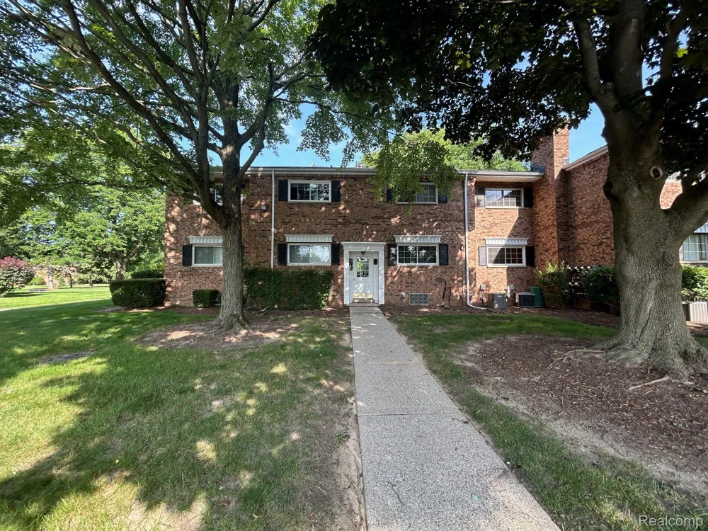 683 E FOX HILLS DRIVE Bloomfield Charter Township, MI 48304