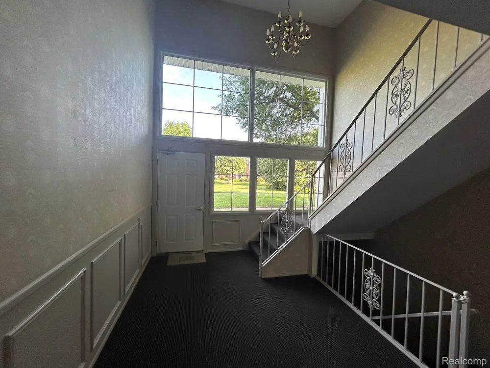 683 E FOX HILLS DRIVE Bloomfield Charter Township, MI 48304